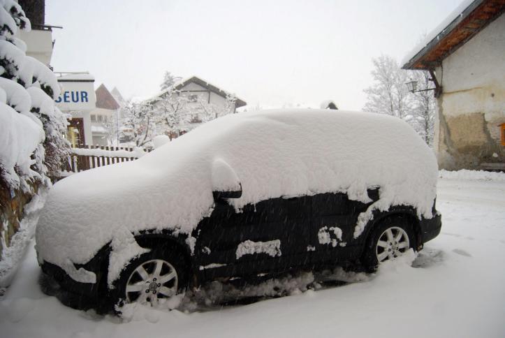 Verschneite Windschutzscheibe
