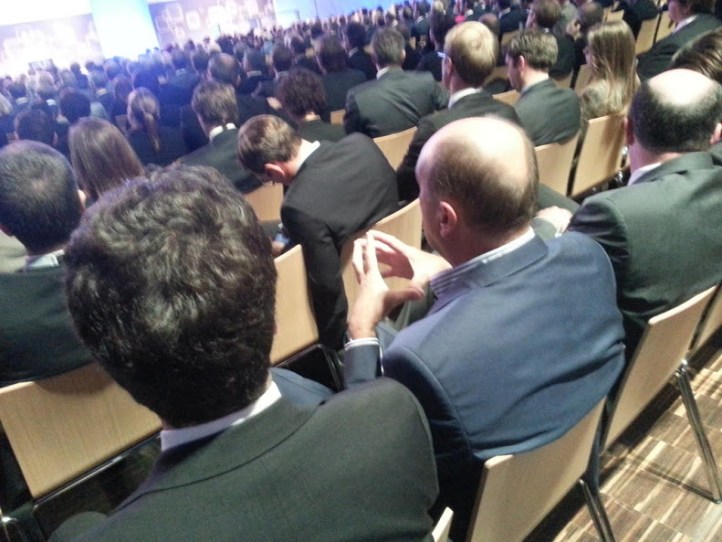 Mit den alten Strukturen ist kein Staat zu machen. Hier: Herren in dunklen Anzügen auf dem IT-Gipfel