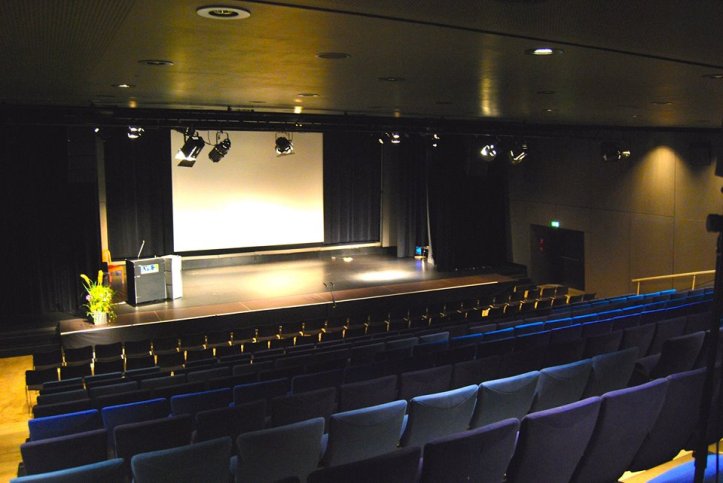 NEO15 Bühne frei für die Mensch-Maschine-Disputation 