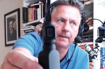 Gunnar zeigt seine Cosmo Pocket Kamera