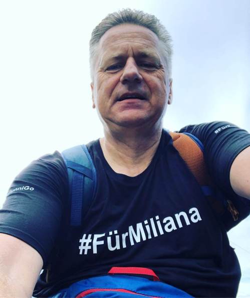 Gunnar mit #FürMiliana Shirt auf dem E-Bike